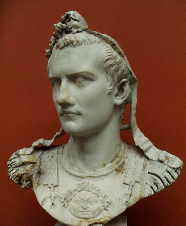 Calígula: imperador romano de travesti