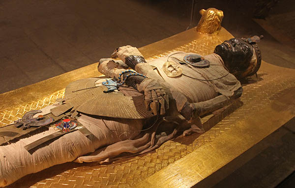 Corpo antigo de múmia egípcia preservado por mumificação