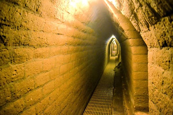 Túneis dentro de pirâmides