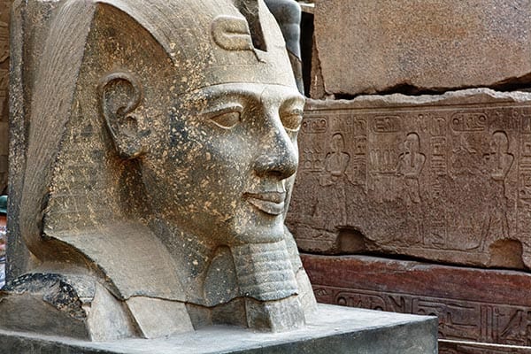 Estátua de cabeça de Ramsés II